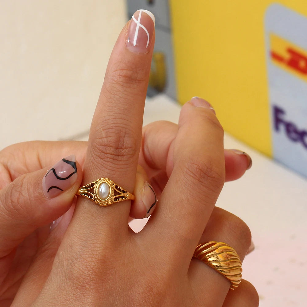 2023 New Thin 18K Gold Plated Hollow Texture Natural Freshwater Pearl Rings For Women Stainless Steel Tarnish Free Gold Ring